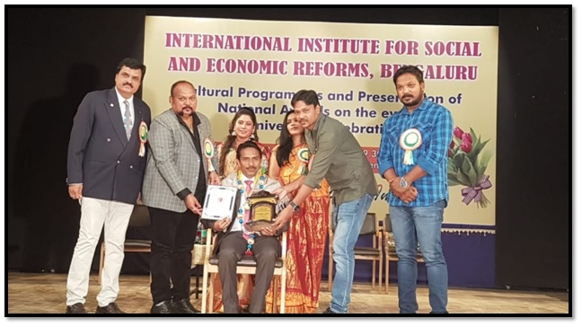 Dr. K. T. Jadhav recieving Dr. APJ Abdul Kalam Life Time Achievement National Award (International Institute for Social & Economic Reforms (R), Bangalore)