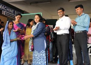 Felicitation-of-the-sweepers-women-and-reporters